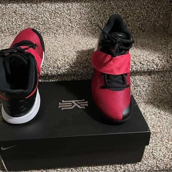 Kyrie fly trap 3 (brand new) - Picture 9 of 9